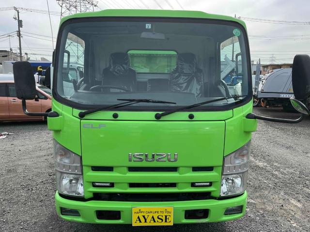 エルフトラック 垂直ゲート付２ｔ積み深ダンプ　スムーサーＡＴ　２ｔ積み土砂禁ダンプ　スムーサーＡＴ　荷台内寸長２６０幅１５１高１２８ｃｍ　容積５立米　新明和製垂直パワーゲート付　ゲート寸法縦６５横１６０ｃｍ　リヤ床面地上高９６ｃｍ　車両総重量５４２５キロ（2枚目）