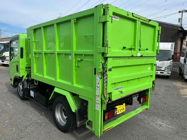 エルフトラック 垂直ゲート付２ｔ積み深ダンプ　スムーサーＡＴ　２ｔ積み土砂禁ダンプ　スムーサーＡＴ　荷台内寸長２６０幅１５１高１２８ｃｍ　容積５立米　新明和製垂直パワーゲート付　ゲート寸法縦６５横１６０ｃｍ　リヤ床面地上高９６ｃｍ　車両総重量５４２５キロ（4枚目）