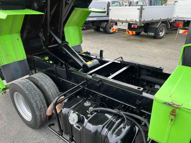 エルフトラック 垂直ゲート付２ｔ積み深ダンプ　スムーサーＡＴ　２ｔ積み土砂禁ダンプ　スムーサーＡＴ　荷台内寸長２６０幅１５１高１２８ｃｍ　容積５立米　新明和製垂直パワーゲート付　ゲート寸法縦６５横１６０ｃｍ　リヤ床面地上高９６ｃｍ　車両総重量５４２５キロ（8枚目）