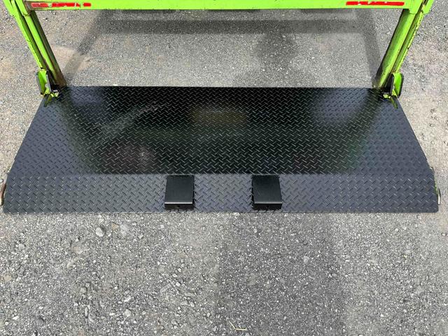 エルフトラック 垂直ゲート付２ｔ積み深ダンプ　スムーサーＡＴ　２ｔ積み土砂禁ダンプ　スムーサーＡＴ　荷台内寸長２６０幅１５１高１２８ｃｍ　容積５立米　新明和製垂直パワーゲート付　ゲート寸法縦６５横１６０ｃｍ　リヤ床面地上高９６ｃｍ　車両総重量５４２５キロ（12枚目）