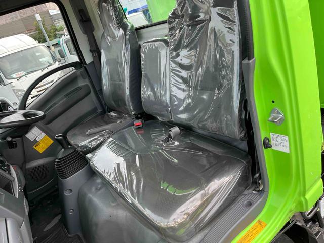 エルフトラック 垂直ゲート付２ｔ積み深ダンプ　スムーサーＡＴ　２ｔ積み土砂禁ダンプ　スムーサーＡＴ　荷台内寸長２６０幅１５１高１２８ｃｍ　容積５立米　新明和製垂直パワーゲート付　ゲート寸法縦６５横１６０ｃｍ　リヤ床面地上高９６ｃｍ　車両総重量５４２５キロ（15枚目）