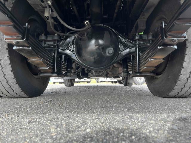 エルフトラック 垂直ゲート付２ｔ積み深ダンプ　スムーサーＡＴ　２ｔ積み土砂禁ダンプ　スムーサーＡＴ　荷台内寸長２６０幅１５１高１２８ｃｍ　容積５立米　新明和製垂直パワーゲート付　ゲート寸法縦６５横１６０ｃｍ　リヤ床面地上高９６ｃｍ　車両総重量５４２５キロ（17枚目）
