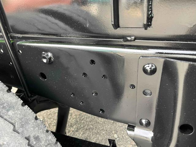 エルフトラック 垂直ゲート付２ｔ積み深ダンプ　スムーサーＡＴ　２ｔ積み土砂禁ダンプ　スムーサーＡＴ　荷台内寸長２６０幅１５１高１２８ｃｍ　容積５立米　新明和製垂直パワーゲート付　ゲート寸法縦６５横１６０ｃｍ　リヤ床面地上高９６ｃｍ　車両総重量５４２５キロ（18枚目）