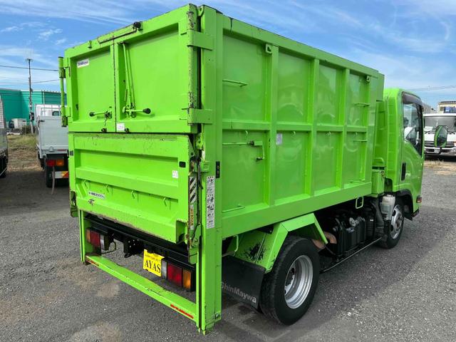 エルフトラック 垂直ゲート付２ｔ積み深ダンプ　スムーサーＡＴ　２ｔ積み土砂禁ダンプ　スムーサーＡＴ　荷台内寸長２６０幅１５１高１２８ｃｍ　容積５立米　新明和製垂直パワーゲート付　ゲート寸法縦６５横１６０ｃｍ　リヤ床面地上高９６ｃｍ　車両総重量５４２５キロ（22枚目）