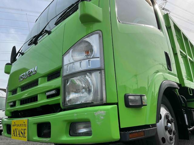エルフトラック 垂直ゲート付２ｔ積み深ダンプ　スムーサーＡＴ　２ｔ積み土砂禁ダンプ　スムーサーＡＴ　荷台内寸長２６０幅１５１高１２８ｃｍ　容積５立米　新明和製垂直パワーゲート付　ゲート寸法縦６５横１６０ｃｍ　リヤ床面地上高９６ｃｍ　車両総重量５４２５キロ（24枚目）