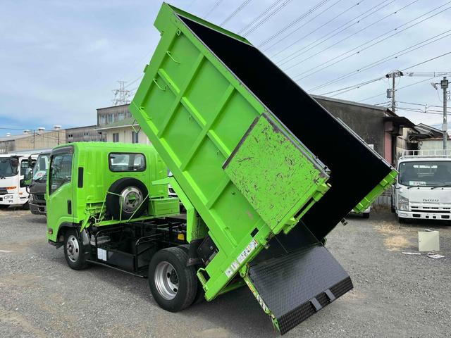 エルフトラック 垂直ゲート付２ｔ積み深ダンプ　スムーサーＡＴ　２ｔ積み土砂禁ダンプ　スムーサーＡＴ　荷台内寸長２６０幅１５１高１２８ｃｍ　容積５立米　新明和製垂直パワーゲート付　ゲート寸法縦６５横１６０ｃｍ　リヤ床面地上高９６ｃｍ　車両総重量５４２５キロ（30枚目）