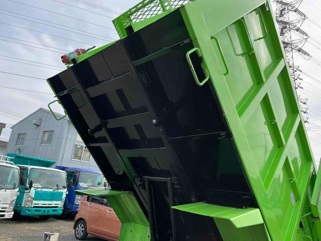 エルフトラック 垂直ゲート付２ｔ積み深ダンプ　スムーサーＡＴ　２ｔ積み土砂禁ダンプ　スムーサーＡＴ　荷台内寸長２６０幅１５１高１２８ｃｍ　容積５立米　新明和製垂直パワーゲート付　ゲート寸法縦６５横１６０ｃｍ　リヤ床面地上高９６ｃｍ　車両総重量５４２５キロ（36枚目）