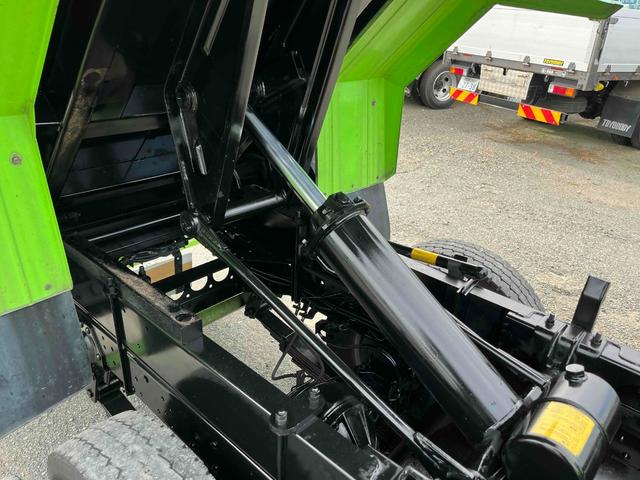 エルフトラック 垂直ゲート付２ｔ積み深ダンプ　スムーサーＡＴ　２ｔ積み土砂禁ダンプ　スムーサーＡＴ　荷台内寸長２６０幅１５１高１２８ｃｍ　容積５立米　新明和製垂直パワーゲート付　ゲート寸法縦６５横１６０ｃｍ　リヤ床面地上高９６ｃｍ　車両総重量５４２５キロ（37枚目）