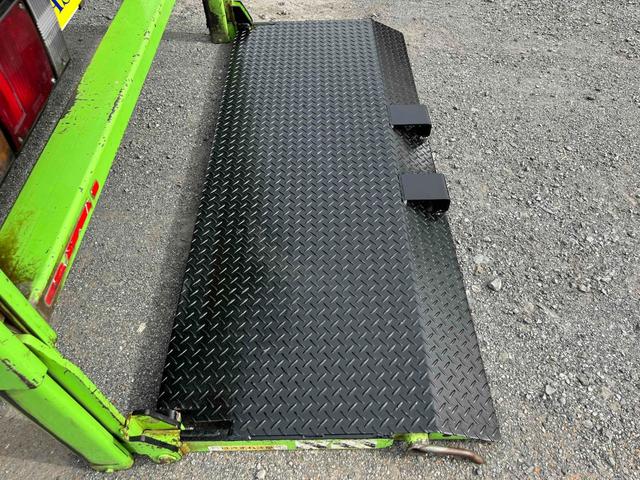 エルフトラック 垂直ゲート付２ｔ積み深ダンプ　スムーサーＡＴ　２ｔ積み土砂禁ダンプ　スムーサーＡＴ　荷台内寸長２６０幅１５１高１２８ｃｍ　容積５立米　新明和製垂直パワーゲート付　ゲート寸法縦６５横１６０ｃｍ　リヤ床面地上高９６ｃｍ　車両総重量５４２５キロ（40枚目）
