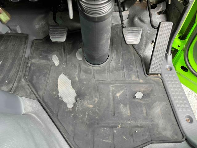 エルフトラック 垂直ゲート付２ｔ積み深ダンプ　スムーサーＡＴ　２ｔ積み土砂禁ダンプ　スムーサーＡＴ　荷台内寸長２６０幅１５１高１２８ｃｍ　容積５立米　新明和製垂直パワーゲート付　ゲート寸法縦６５横１６０ｃｍ　リヤ床面地上高９６ｃｍ　車両総重量５４２５キロ（52枚目）
