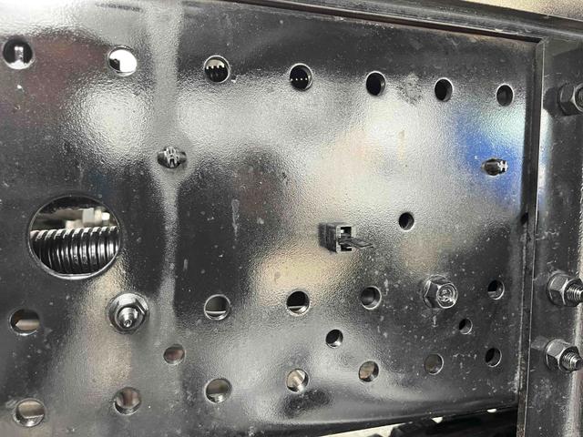 フォワード エアサス2.4t積フルワイド跳ね上げゲート蓋アルミウイング ワイド2.4t積アルミウイング 6速MT ベッド付フルキャブ車 リヤエアサス仕様 荷台内寸長623幅241高241cm ラッシングレール2段 極東開発製オートターンゲート蓋 タイヤ山8分(20枚目)
