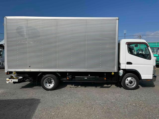 キャンター 格納ゲート付ワイドロング２ｔ積アルミバン　５速ＭＴ　ワイドロング２ｔ積アルミバン　５速ＭＴ　助手席側サイド扉付　リヤ観音開き　荷台内寸長４５０幅２０８高２０７ｃｍ　荷室床面鉄板敷き　ラッシングレール２段　パブコ製格納パワーゲート付　昇降能力１０００キロ（3枚目）