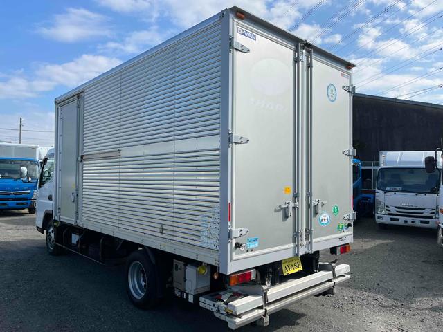 キャンター 格納ゲート付ワイドロング２ｔ積アルミバン　５速ＭＴ　ワイドロング２ｔ積アルミバン　５速ＭＴ　助手席側サイド扉付　リヤ観音開き　荷台内寸長４５０幅２０８高２０７ｃｍ　荷室床面鉄板敷き　ラッシングレール２段　パブコ製格納パワーゲート付　昇降能力１０００キロ（4枚目）
