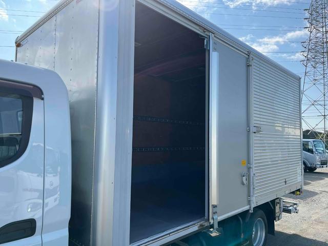 キャンター 格納ゲート付ワイドロング２ｔ積アルミバン　５速ＭＴ　ワイドロング２ｔ積アルミバン　５速ＭＴ　助手席側サイド扉付　リヤ観音開き　荷台内寸長４５０幅２０８高２０７ｃｍ　荷室床面鉄板敷き　ラッシングレール２段　パブコ製格納パワーゲート付　昇降能力１０００キロ（5枚目）