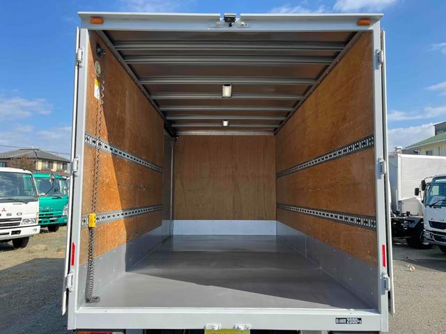 キャンター 格納ゲート付ワイドロング２ｔ積アルミバン　５速ＭＴ　ワイドロング２ｔ積アルミバン　５速ＭＴ　助手席側サイド扉付　リヤ観音開き　荷台内寸長４５０幅２０８高２０７ｃｍ　荷室床面鉄板敷き　ラッシングレール２段　パブコ製格納パワーゲート付　昇降能力１０００キロ（6枚目）