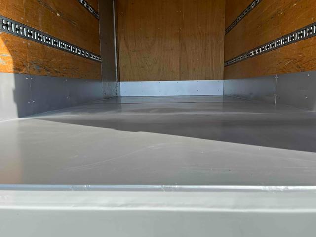 キャンター 格納ゲート付ワイドロング２ｔ積アルミバン　５速ＭＴ　ワイドロング２ｔ積アルミバン　５速ＭＴ　助手席側サイド扉付　リヤ観音開き　荷台内寸長４５０幅２０８高２０７ｃｍ　荷室床面鉄板敷き　ラッシングレール２段　パブコ製格納パワーゲート付　昇降能力１０００キロ（7枚目）