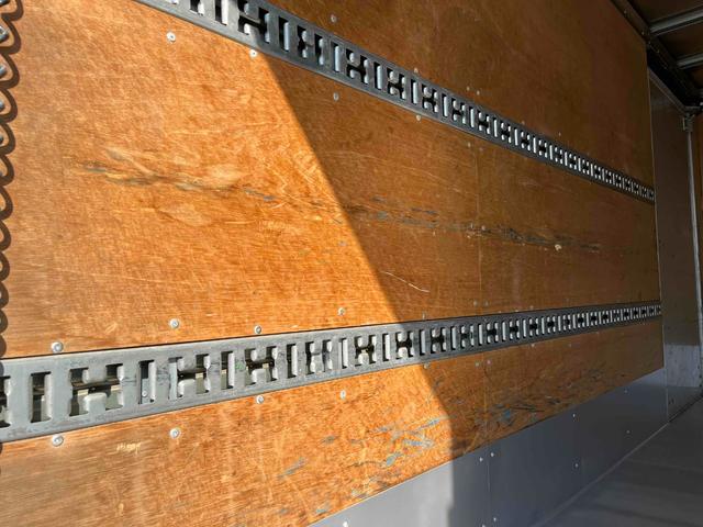 キャンター 格納ゲート付ワイドロング２ｔ積アルミバン　５速ＭＴ　ワイドロング２ｔ積アルミバン　５速ＭＴ　助手席側サイド扉付　リヤ観音開き　荷台内寸長４５０幅２０８高２０７ｃｍ　荷室床面鉄板敷き　ラッシングレール２段　パブコ製格納パワーゲート付　昇降能力１０００キロ（8枚目）