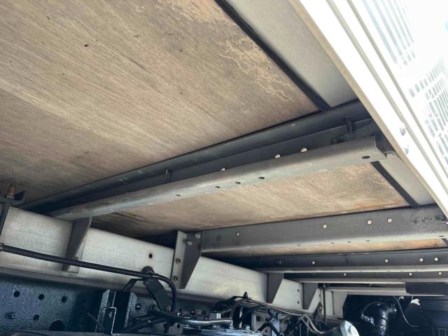 キャンター 格納ゲート付ワイドロング２ｔ積アルミバン　５速ＭＴ　ワイドロング２ｔ積アルミバン　５速ＭＴ　助手席側サイド扉付　リヤ観音開き　荷台内寸長４５０幅２０８高２０７ｃｍ　荷室床面鉄板敷き　ラッシングレール２段　パブコ製格納パワーゲート付　昇降能力１０００キロ（11枚目）