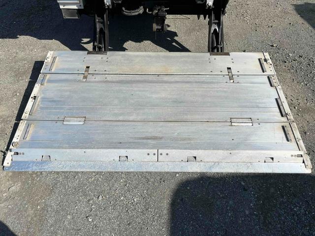 キャンター 格納ゲート付ワイドロング２ｔ積アルミバン　５速ＭＴ　ワイドロング２ｔ積アルミバン　５速ＭＴ　助手席側サイド扉付　リヤ観音開き　荷台内寸長４５０幅２０８高２０７ｃｍ　荷室床面鉄板敷き　ラッシングレール２段　パブコ製格納パワーゲート付　昇降能力１０００キロ（13枚目）