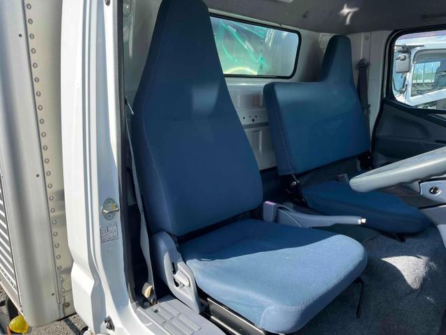 キャンター 格納ゲート付ワイドロング２ｔ積アルミバン　５速ＭＴ　ワイドロング２ｔ積アルミバン　５速ＭＴ　助手席側サイド扉付　リヤ観音開き　荷台内寸長４５０幅２０８高２０７ｃｍ　荷室床面鉄板敷き　ラッシングレール２段　パブコ製格納パワーゲート付　昇降能力１０００キロ（14枚目）