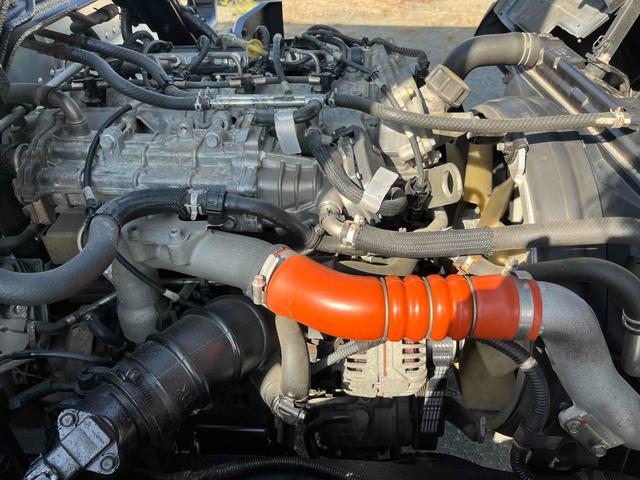 キャンター 格納ゲート付ワイドロング２ｔ積アルミバン　５速ＭＴ　ワイドロング２ｔ積アルミバン　５速ＭＴ　助手席側サイド扉付　リヤ観音開き　荷台内寸長４５０幅２０８高２０７ｃｍ　荷室床面鉄板敷き　ラッシングレール２段　パブコ製格納パワーゲート付　昇降能力１０００キロ（17枚目）