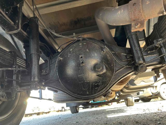 キャンター 格納ゲート付ワイドロング２ｔ積アルミバン　５速ＭＴ　ワイドロング２ｔ積アルミバン　５速ＭＴ　助手席側サイド扉付　リヤ観音開き　荷台内寸長４５０幅２０８高２０７ｃｍ　荷室床面鉄板敷き　ラッシングレール２段　パブコ製格納パワーゲート付　昇降能力１０００キロ（18枚目）