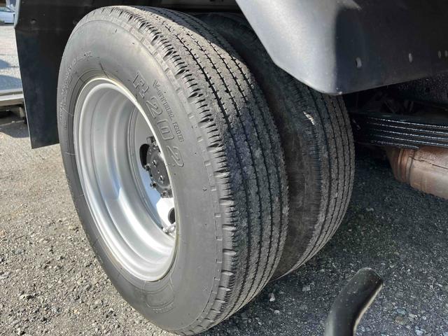 キャンター 格納ゲート付ワイドロング２ｔ積アルミバン　５速ＭＴ　ワイドロング２ｔ積アルミバン　５速ＭＴ　助手席側サイド扉付　リヤ観音開き　荷台内寸長４５０幅２０８高２０７ｃｍ　荷室床面鉄板敷き　ラッシングレール２段　パブコ製格納パワーゲート付　昇降能力１０００キロ（20枚目）