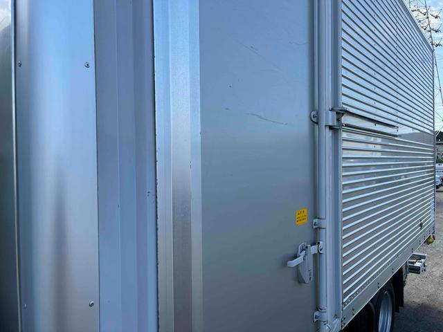 キャンター 格納ゲート付ワイドロング２ｔ積アルミバン　５速ＭＴ　ワイドロング２ｔ積アルミバン　５速ＭＴ　助手席側サイド扉付　リヤ観音開き　荷台内寸長４５０幅２０８高２０７ｃｍ　荷室床面鉄板敷き　ラッシングレール２段　パブコ製格納パワーゲート付　昇降能力１０００キロ（27枚目）