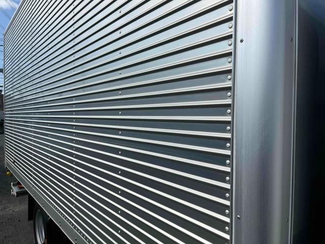 キャンター 格納ゲート付ワイドロング２ｔ積アルミバン　５速ＭＴ　ワイドロング２ｔ積アルミバン　５速ＭＴ　助手席側サイド扉付　リヤ観音開き　荷台内寸長４５０幅２０８高２０７ｃｍ　荷室床面鉄板敷き　ラッシングレール２段　パブコ製格納パワーゲート付　昇降能力１０００キロ（28枚目）