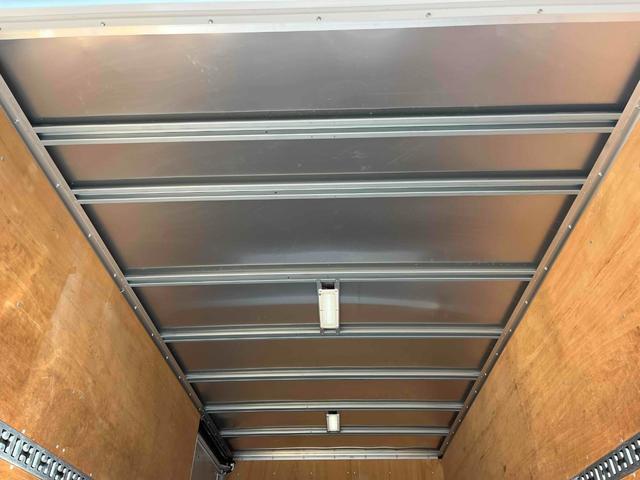 キャンター 格納ゲート付ワイドロング２ｔ積アルミバン　５速ＭＴ　ワイドロング２ｔ積アルミバン　５速ＭＴ　助手席側サイド扉付　リヤ観音開き　荷台内寸長４５０幅２０８高２０７ｃｍ　荷室床面鉄板敷き　ラッシングレール２段　パブコ製格納パワーゲート付　昇降能力１０００キロ（29枚目）