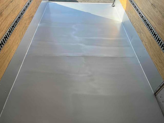 キャンター 格納ゲート付ワイドロング２ｔ積アルミバン　５速ＭＴ　ワイドロング２ｔ積アルミバン　５速ＭＴ　助手席側サイド扉付　リヤ観音開き　荷台内寸長４５０幅２０８高２０７ｃｍ　荷室床面鉄板敷き　ラッシングレール２段　パブコ製格納パワーゲート付　昇降能力１０００キロ（30枚目）