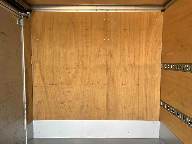 キャンター 格納ゲート付ワイドロング２ｔ積アルミバン　５速ＭＴ　ワイドロング２ｔ積アルミバン　５速ＭＴ　助手席側サイド扉付　リヤ観音開き　荷台内寸長４５０幅２０８高２０７ｃｍ　荷室床面鉄板敷き　ラッシングレール２段　パブコ製格納パワーゲート付　昇降能力１０００キロ（31枚目）