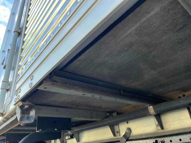 キャンター 格納ゲート付ワイドロング２ｔ積アルミバン　５速ＭＴ　ワイドロング２ｔ積アルミバン　５速ＭＴ　助手席側サイド扉付　リヤ観音開き　荷台内寸長４５０幅２０８高２０７ｃｍ　荷室床面鉄板敷き　ラッシングレール２段　パブコ製格納パワーゲート付　昇降能力１０００キロ（32枚目）