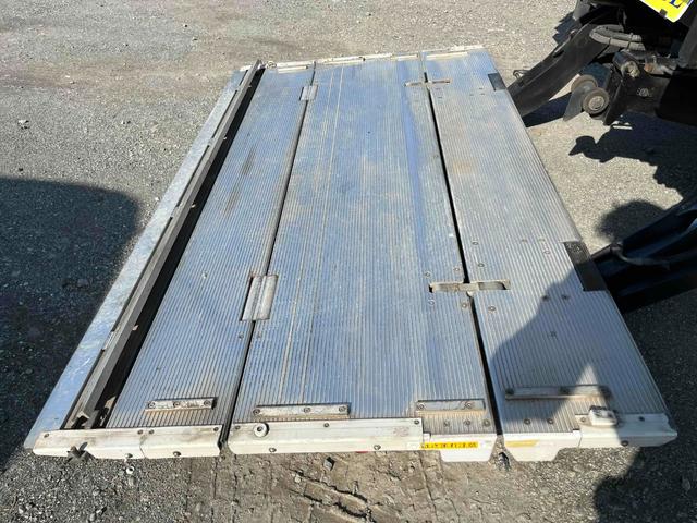 キャンター 格納ゲート付ワイドロング２ｔ積アルミバン　５速ＭＴ　ワイドロング２ｔ積アルミバン　５速ＭＴ　助手席側サイド扉付　リヤ観音開き　荷台内寸長４５０幅２０８高２０７ｃｍ　荷室床面鉄板敷き　ラッシングレール２段　パブコ製格納パワーゲート付　昇降能力１０００キロ（34枚目）