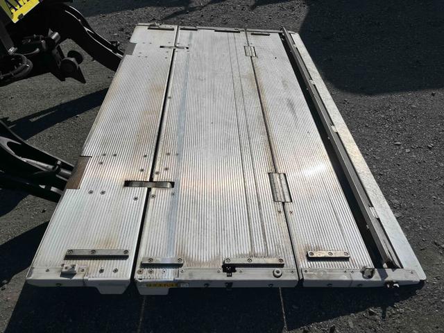 キャンター 格納ゲート付ワイドロング２ｔ積アルミバン　５速ＭＴ　ワイドロング２ｔ積アルミバン　５速ＭＴ　助手席側サイド扉付　リヤ観音開き　荷台内寸長４５０幅２０８高２０７ｃｍ　荷室床面鉄板敷き　ラッシングレール２段　パブコ製格納パワーゲート付　昇降能力１０００キロ（35枚目）