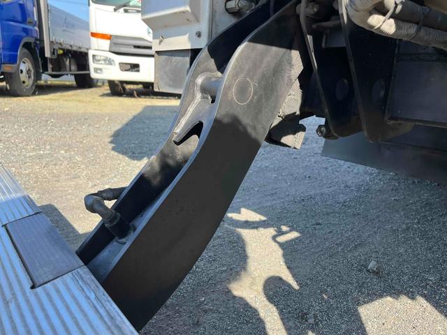 キャンター 格納ゲート付ワイドロング２ｔ積アルミバン　５速ＭＴ　ワイドロング２ｔ積アルミバン　５速ＭＴ　助手席側サイド扉付　リヤ観音開き　荷台内寸長４５０幅２０８高２０７ｃｍ　荷室床面鉄板敷き　ラッシングレール２段　パブコ製格納パワーゲート付　昇降能力１０００キロ（36枚目）