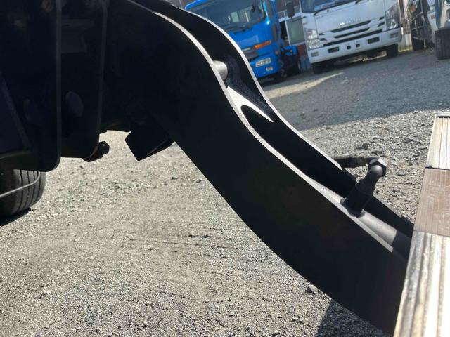 キャンター 格納ゲート付ワイドロング２ｔ積アルミバン　５速ＭＴ　ワイドロング２ｔ積アルミバン　５速ＭＴ　助手席側サイド扉付　リヤ観音開き　荷台内寸長４５０幅２０８高２０７ｃｍ　荷室床面鉄板敷き　ラッシングレール２段　パブコ製格納パワーゲート付　昇降能力１０００キロ（37枚目）