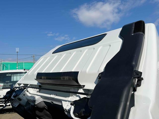 キャンター 格納ゲート付ワイドロング２ｔ積アルミバン　５速ＭＴ　ワイドロング２ｔ積アルミバン　５速ＭＴ　助手席側サイド扉付　リヤ観音開き　荷台内寸長４５０幅２０８高２０７ｃｍ　荷室床面鉄板敷き　ラッシングレール２段　パブコ製格納パワーゲート付　昇降能力１０００キロ（39枚目）