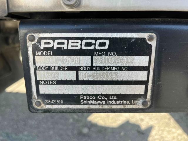 キャンター 格納ゲート付ワイドロング２ｔ積アルミバン　５速ＭＴ　ワイドロング２ｔ積アルミバン　５速ＭＴ　助手席側サイド扉付　リヤ観音開き　荷台内寸長４５０幅２０８高２０７ｃｍ　荷室床面鉄板敷き　ラッシングレール２段　パブコ製格納パワーゲート付　昇降能力１０００キロ（43枚目）