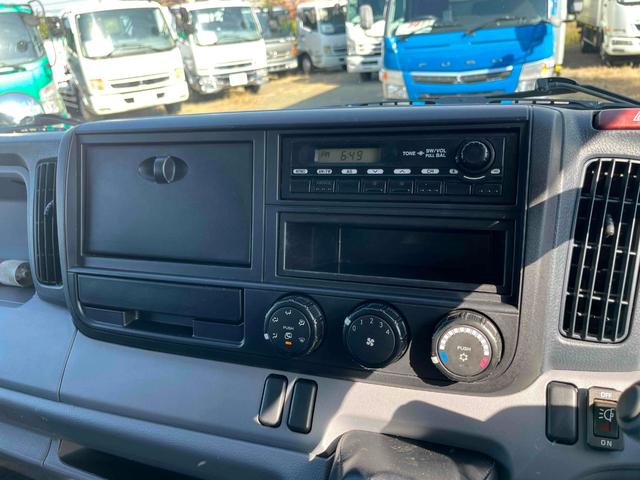 キャンター 格納ゲート付ワイドロング２ｔ積アルミバン　５速ＭＴ　ワイドロング２ｔ積アルミバン　５速ＭＴ　助手席側サイド扉付　リヤ観音開き　荷台内寸長４５０幅２０８高２０７ｃｍ　荷室床面鉄板敷き　ラッシングレール２段　パブコ製格納パワーゲート付　昇降能力１０００キロ（44枚目）