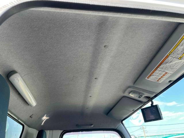 キャンター 格納ゲート付ワイドロング２ｔ積アルミバン　５速ＭＴ　ワイドロング２ｔ積アルミバン　５速ＭＴ　助手席側サイド扉付　リヤ観音開き　荷台内寸長４５０幅２０８高２０７ｃｍ　荷室床面鉄板敷き　ラッシングレール２段　パブコ製格納パワーゲート付　昇降能力１０００キロ（45枚目）