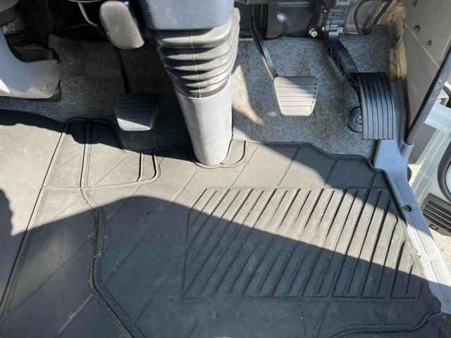 キャンター 格納ゲート付ワイドロング２ｔ積アルミバン　５速ＭＴ　ワイドロング２ｔ積アルミバン　５速ＭＴ　助手席側サイド扉付　リヤ観音開き　荷台内寸長４５０幅２０８高２０７ｃｍ　荷室床面鉄板敷き　ラッシングレール２段　パブコ製格納パワーゲート付　昇降能力１０００キロ（47枚目）