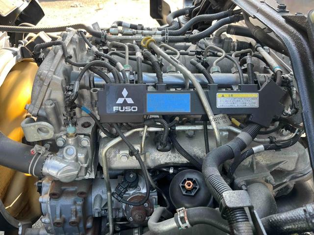 キャンター 格納ゲート付ワイドロング２ｔ積アルミバン　５速ＭＴ　ワイドロング２ｔ積アルミバン　５速ＭＴ　助手席側サイド扉付　リヤ観音開き　荷台内寸長４５０幅２０８高２０７ｃｍ　荷室床面鉄板敷き　ラッシングレール２段　パブコ製格納パワーゲート付　昇降能力１０００キロ（48枚目）