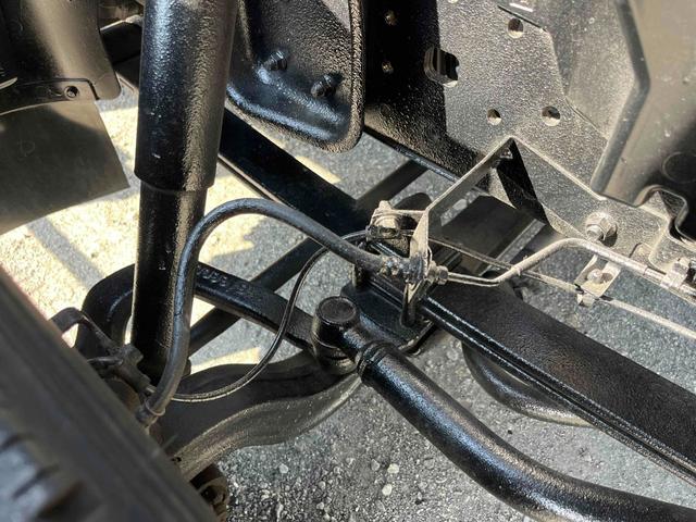 キャンター 格納ゲート付ワイドロング２ｔ積アルミバン　５速ＭＴ　ワイドロング２ｔ積アルミバン　５速ＭＴ　助手席側サイド扉付　リヤ観音開き　荷台内寸長４５０幅２０８高２０７ｃｍ　荷室床面鉄板敷き　ラッシングレール２段　パブコ製格納パワーゲート付　昇降能力１０００キロ（49枚目）