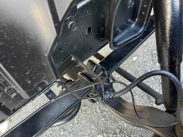 キャンター 格納ゲート付ワイドロング２ｔ積アルミバン　５速ＭＴ　ワイドロング２ｔ積アルミバン　５速ＭＴ　助手席側サイド扉付　リヤ観音開き　荷台内寸長４５０幅２０８高２０７ｃｍ　荷室床面鉄板敷き　ラッシングレール２段　パブコ製格納パワーゲート付　昇降能力１０００キロ（50枚目）