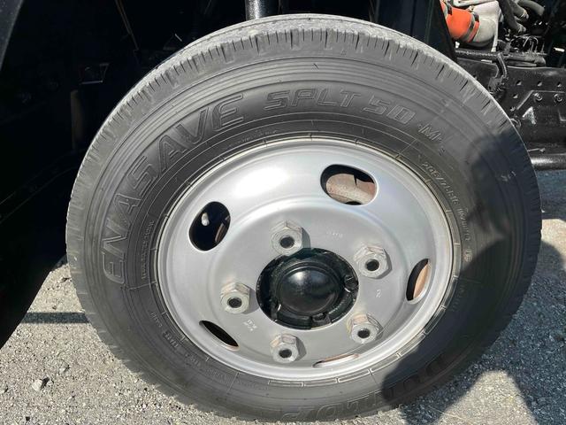 キャンター 格納ゲート付ワイドロング２ｔ積アルミバン　５速ＭＴ　ワイドロング２ｔ積アルミバン　５速ＭＴ　助手席側サイド扉付　リヤ観音開き　荷台内寸長４５０幅２０８高２０７ｃｍ　荷室床面鉄板敷き　ラッシングレール２段　パブコ製格納パワーゲート付　昇降能力１０００キロ（53枚目）