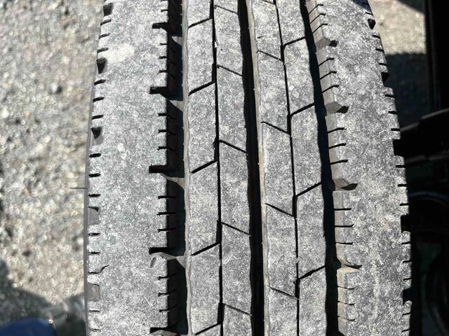 キャンター 格納ゲート付ワイドロング２ｔ積アルミバン　５速ＭＴ　ワイドロング２ｔ積アルミバン　５速ＭＴ　助手席側サイド扉付　リヤ観音開き　荷台内寸長４５０幅２０８高２０７ｃｍ　荷室床面鉄板敷き　ラッシングレール２段　パブコ製格納パワーゲート付　昇降能力１０００キロ（54枚目）