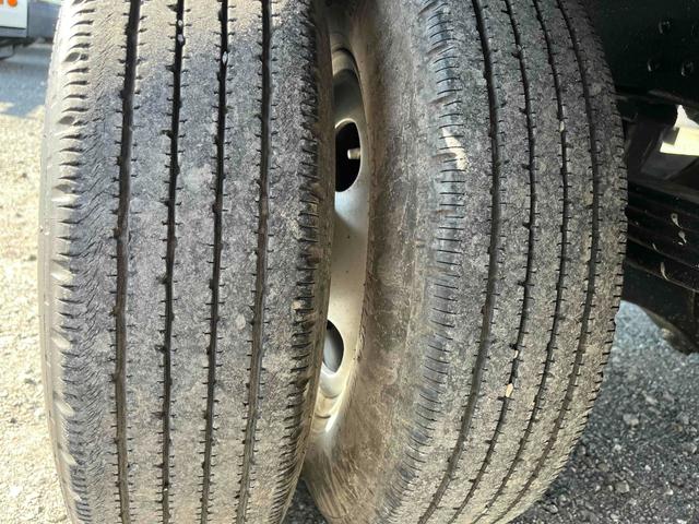 キャンター 格納ゲート付ワイドロング２ｔ積アルミバン　５速ＭＴ　ワイドロング２ｔ積アルミバン　５速ＭＴ　助手席側サイド扉付　リヤ観音開き　荷台内寸長４５０幅２０８高２０７ｃｍ　荷室床面鉄板敷き　ラッシングレール２段　パブコ製格納パワーゲート付　昇降能力１０００キロ（55枚目）