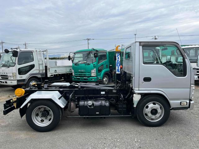 エルフトラック 3t積アームロール新明和Wシリンダー スムーサーAT 3t積み脱着装置付コンテナ専用車 車検R8年10月19日 スムーサーAT 新明和製アームロール CCA23ー11 ツインホイスト 車両総重量6065キロ(3枚目)