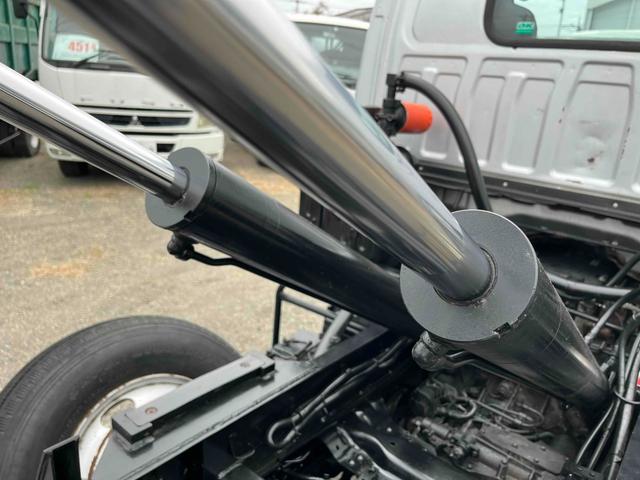 エルフトラック 3t積アームロール新明和Wシリンダー スムーサーAT 3t積み脱着装置付コンテナ専用車 車検R8年10月19日 スムーサーAT 新明和製アームロール CCA23ー11 ツインホイスト 車両総重量6065キロ(11枚目)